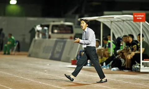 "Vùi dập" TP.HCM 1-4, vô tình Hà Nội FC "đốt ghế" HLV Miura?