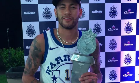Neymar ôm cúp của cạ cứng để lấy may?