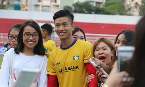 Đức "cọt" ngượng ngùng khi Fan nữ Sài thành quây kín