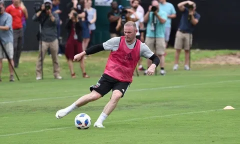 So khắp châu Âu, số 10 của Man Utd quá nhỏ bé