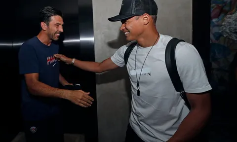 Thiago Silva hội quân cùng PSG, Buffon mừng rỡ ra chào đón