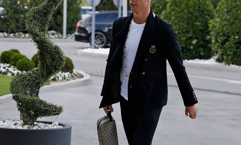 Ronaldo và đồng đội sành điệu khi đến làm khách Atletico