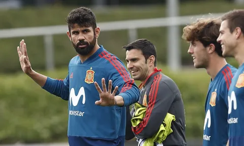 Diego Costa tạo dáng cực ngầu trên sân tập