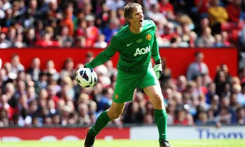 3 pha cản phá liên tiếp kinh điển của Van Der Sar