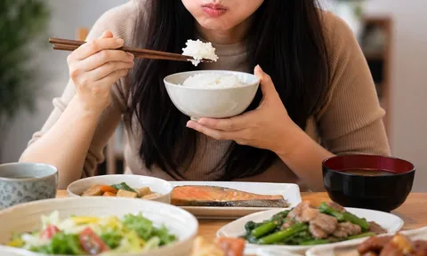  3 thói quen khi ăn uống âm thầm bào mòn sức khỏe, nhiều người làm mỗi ngày mà không biết