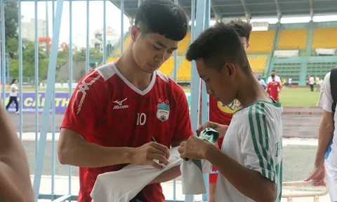 Fan Tây Đô vẫn mãi mãi một tình yêu với Công Phượng và HAGL