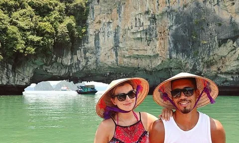 Chris Smalling hí hửng đội nón lá tại Hạ Long