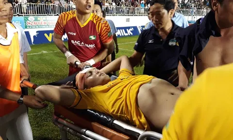 Trung vệ SLNA "ngất lịm" sau trận đấu trên sân Pleiku