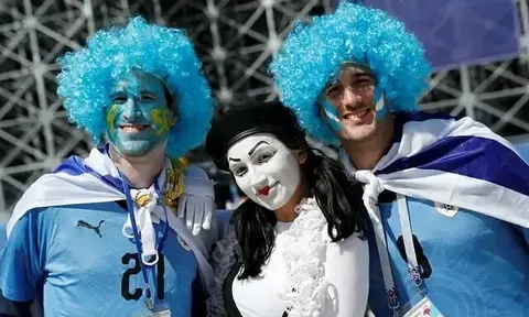 Muôn kiểu quậy tưng bừng của fan Ai Cập và Uruguay