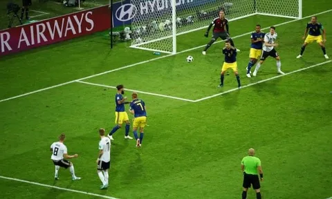 Toni Kroos đi vào lịch sử với 'đường cong' xé lưới Thuỵ Điển