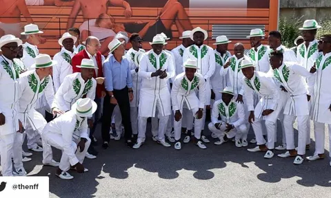 Không chỉ áo đấu, đồng phục sân bay của Nigeria cũng 'chất lừ'