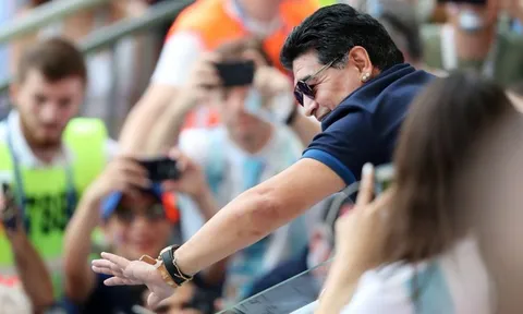 Maradona đã trở lại trên khán đài trận Pháp - Argentina