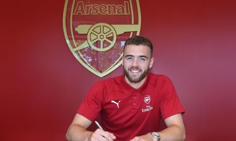 Calum Chambers gia hạn hợp đồng với Arsenal