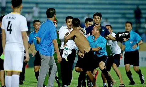 Nam Định thua trận, CĐV vào sân định “tẩn” trọng tài