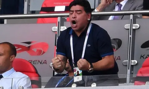 Trở lại sau tin đồn, Diego Maradona nhiệt huyết hết cỡ trên khán đài