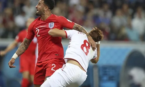 Pha 'gài cùi chỏ' lộ liệu của Kyle Walker khiến tuyển Anh suýt phải trả giá