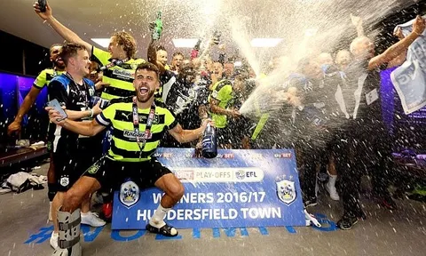 Màn ăn mừng của tân binh Premier League trong ngày thăng hạng