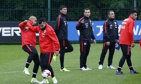 CĐV Lazio đon đả chào đón màn ra mắt của Lucas Leiva