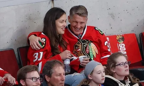 Schweinsteiger tình tứ đi xem khúc côn cầu cùng vợ