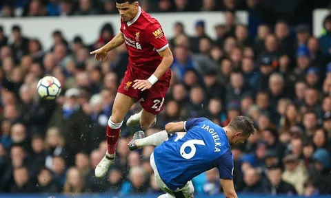 Kylian Mbappe thích thú với tượng sáp giống y hệt mình