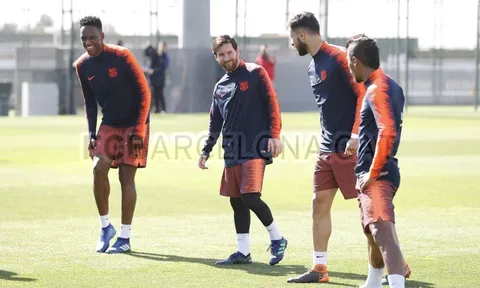 Bỏ qua nỗi buồn đội tuyển, Messi rạng rỡ trong ngày trở lại Barca