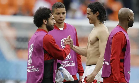 Cavani TIẾT LỘ lí do đổi áo với Salah sau trận đấu