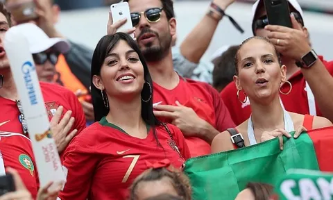 Bạn gái Ronaldo, Georgina Rodriguez nổi bần bật giữa dàn CĐV Bồ Đào Nha