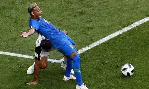 'VAR xứng đáng là MVP' sau khi từ chối quả phạt đền của Neymar