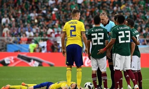 Sao Mexico lập kỷ lục ăn thẻ nhanh nhất lịch sử World Cup