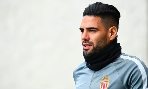 Chelsea chi hàng trăm triệu bảng để tìm người thay thế Ashley Cole