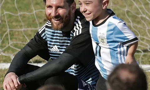 Ronaldo vô địch Champions Leaugue, Messi quây quần với NHM ở quê nhà