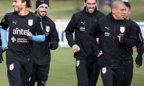 Không Messi, Suarez 'đeo dính" Diego Godin trên tuyển