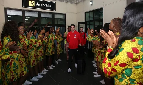 Fernando Torres và đồng đội được chào đón cuồng nhiệt tại châu Phi
