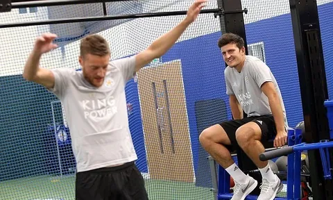 Harry Maguire cười rạng rỡ trước tin đồn đến Man Utd