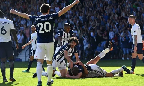 West Brom ăn mừng điên cuồng khi sống lại hi vọng trụ hạng