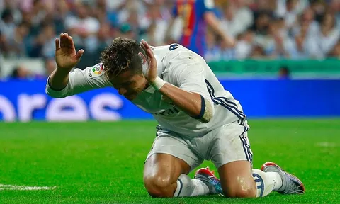5 điểm nhấn Real 2–3 Barca: Ronaldo cúi đầu trước Messi