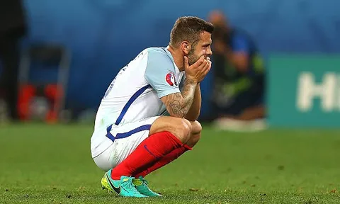 Sau Joe Hart, đến lượt Wilshere cũng phải ngồi nhà