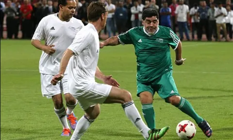 56 tuổi, Maradona vẫn có thể 'múa rìu' trước mặt đồng nghiệp