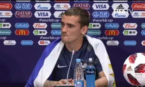 Griezmann khoác cờ Uruguay để ăn mừng chức vô địch của Pháp