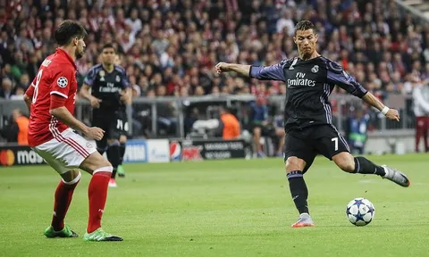 Chùm ảnh: Vidal hụt pen, Martinez nhận thẻ đỏ, Bayern ôm hận trên sân nhà