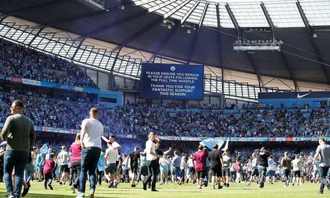 Sau màn rước cúp, dàn sao Man City chơi xuyên đêm