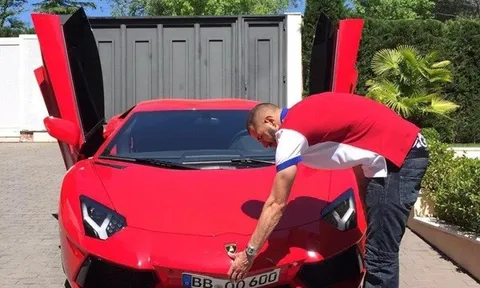 Keita đến Liverpool; Van Dijk đưa vợ đi shopping