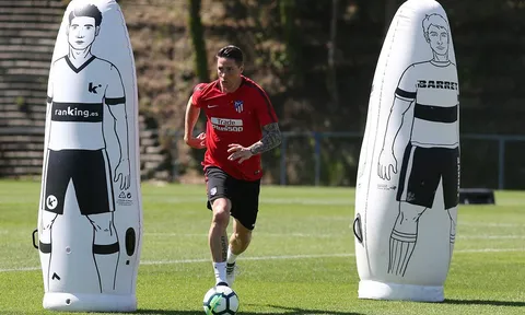 Vẻ điển trai của Fernando Torres trên sân tập