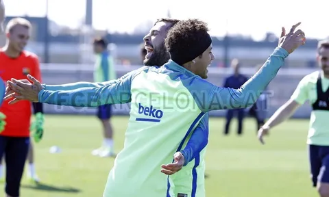 Jordi Alba và Neymar cười khoái chí trên sân tập