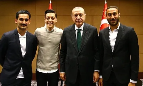 HLV Joachim Low yêu cầu CĐV Đức buông tha Gundogan và Ozil