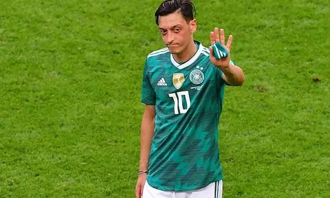 Ozil đã muốn 'đào tẩu' khỏi tuyển Đức từ khi nào?