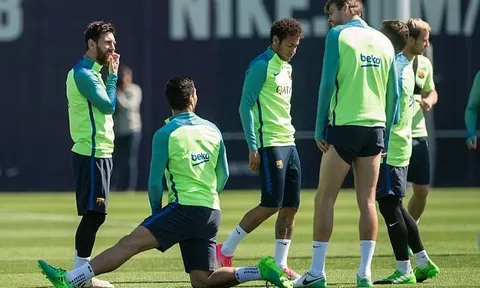 Các cầu thủ Barca 'xem giò' Paulinho