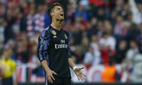 Vidal sút hỏng phạt đền, Ronaldo lập cú đúp đưa Real ngược dòng trước 10 người của Bayern