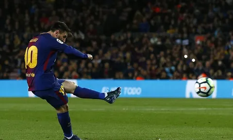 Messi vẽ tuyệt phẩm, cân bằng thành tích với Salah