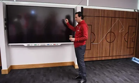 HLV Unai Emery hào hứng trong ngày đầu ở London Colney